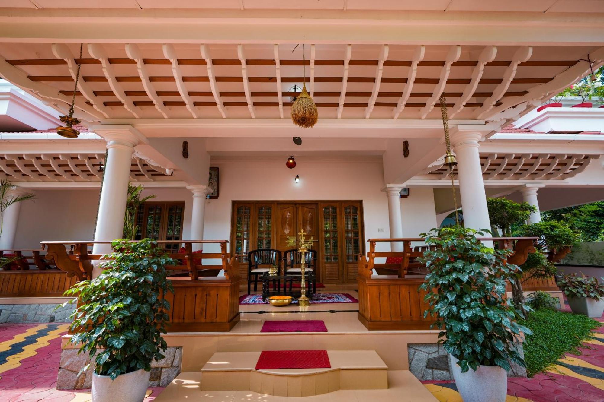Parudeesa - Heavenly- Luxurious Palace Look-Near Cbd - Kerala - India With Breakfast Kāladi Kültér fotó